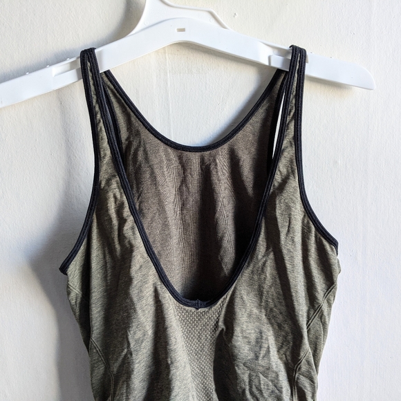 Like new Lululemon In The Flow Ruched tank top size 6 - Picture 10 of 10